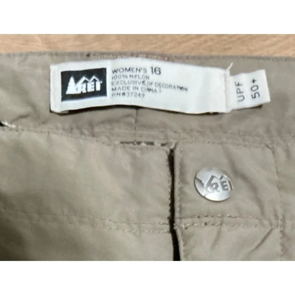 REI Womens Tan Hiking Cargo Shorts UPF 50+ Nylon Khaki Size 16